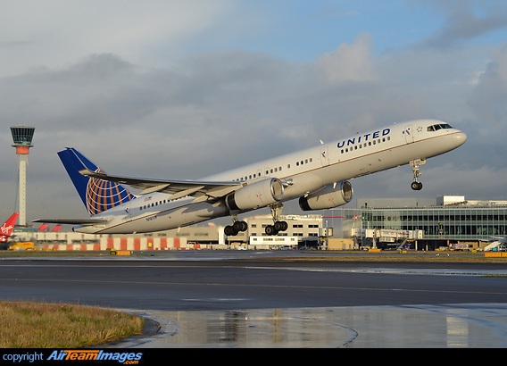 Early morning departure from 09 right Boeing 757-224