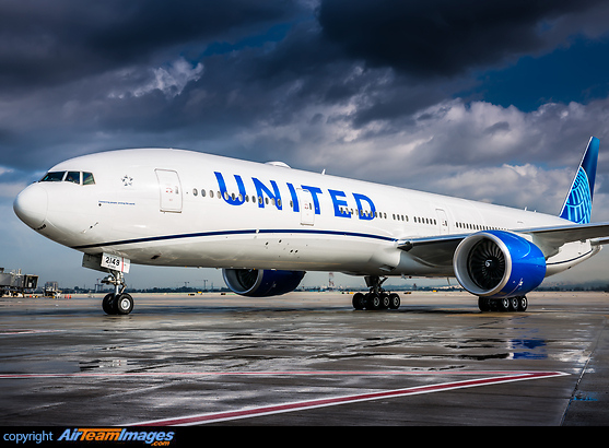 First United 777 in the new EvoBlue scheme. Boeing 777-322/ER