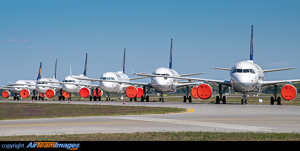 various A320 in old, new and Star Alliance livery as part of Lufthansa fleet in storage at MUC.
Parked on Taxiway B. Lufthansa Aircraft Storage
