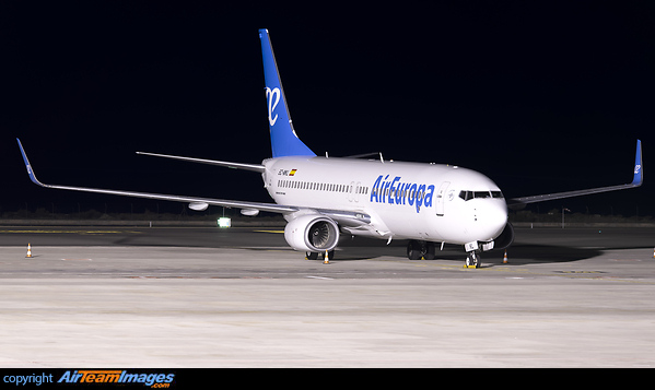 On March 20 he made the MAD-TFN flight; as UX9048 and, after the mandatory stop due to confinement, (COVID 19) remained stationed at the Tenerife Norte airport until June 11, when it made the TFN-MAD flight as AEA773, and on June 12, it made the MAD flight -TFS, like AEA774, where today, it remains parked as seen in this photo.
It seems that it is returning to normal in the airline sector, although slowly. Boeing 737-85P