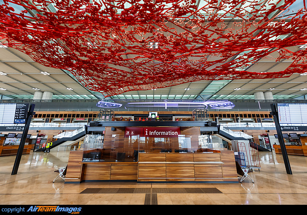 The airport's centrepiece is "Flying Carpet", a 999-metre long red aluminium sculpture by the Californian artist Pae White which dominates the check-in hall. Berlin Brandenburg Airport