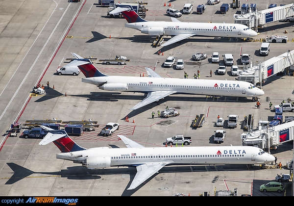The last time these 3 sisters will ever been lined up together while active airframes... McDonnell Douglas MD-90