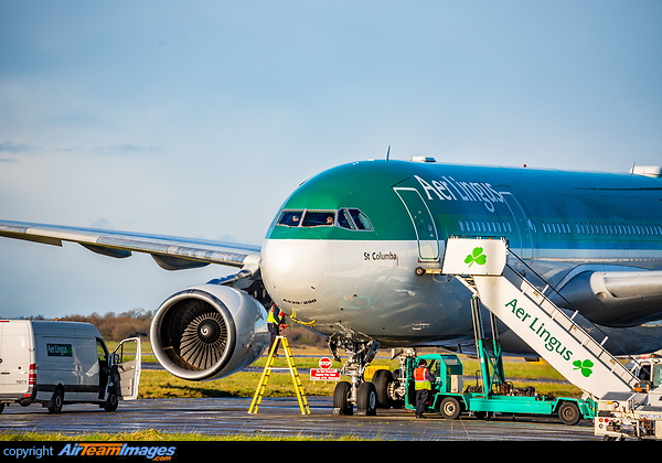 Aer Lingus A330-200 EI-DUO is met by engineering staff following a post storage test flight. Airbus A330-202