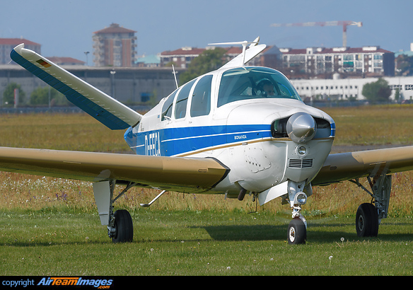 This Beechcraft Bonanza V35B has the serial number D-9128.
Built in 1970, it remained in the hands of the first owner for more than thirty years, accumulating a total of around 2,300 hours. In 1973 he left to go around the world: he took off from Hanover on April 1st and traveled for three months following the Brindisi-Damascus-Baghdad-Dehli-Calcutta-Rangoon-Bangkokh-Singapore-Manila-Okinawa-Tokyo-Aleutian route Alaska-Canada-Iceland, returning to Hanover at the end of June. Worthy of note is the Ktose-Adak section, from Japan to the Aleutians: 13.5 hours of flight over the Pacific Ocean, departure at seven in the evening and landing at 8.10 am! Beechcraft V35B Bonanza