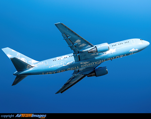 "Air Drake", the private jet for Canadian artist Drake, sporting a new paint scheme on departure from Toronto. The lettering on the bottom reads 'if you're reading this, we left'. Boeing 767-24Q/ER