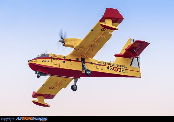 Spanish Canadair intervened in support of the Italian fleet during the fire emergency of summer 2021. Bombardier CL-415