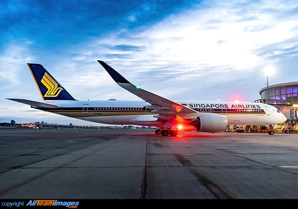 The very first Singapore Airlines flight in Canada since they suspended service in 2009 taxiing to the gate early in the morning.
This flight will carry on to Seattle, and then stop in Vancouver again on the way back to Singapore. Airbus A350-941