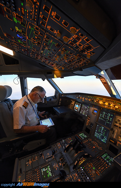 Airbus A330-243