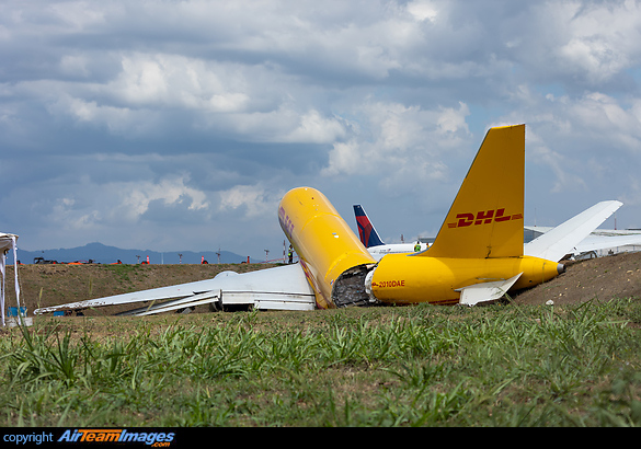 This was climbing out of SJO's runway 07 when the crew stopped the climb at about FL210 declaring Mayday due to a hydraulic failure. The aircraft entered a hold while the crew worked the related checklists. The aircraft subsequently returned for an approach to runway 07 about 45 minutes after departure. After touchdown, the crew lost control of the aircraft, which spun around and went off the runway causing the aircraft to break up into two parts, both main gear struts collapsed. The crew was able to exit the aircraft without serious injuries. Boeing 757-27A(PCF)