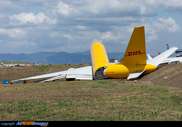 This was climbing out of SJO's runway 07 when the crew stopped the climb at about FL210 declaring Mayday due to a hydraulic failure. The aircraft entered a hold while the crew worked the related checklists. The aircraft subsequently returned for an approach to runway 07 about 45 minutes after departure. After touchdown, the crew lost control of the aircraft, which spun around and went off the runway causing the aircraft to break up into two parts, both main gear struts collapsed. The crew was able to exit the aircraft without serious injuries. Boeing 757-27A(PCF)