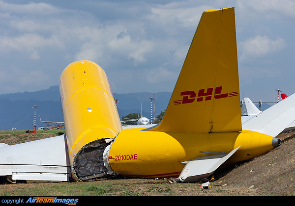 This was climbing out of SJO's runway 07 when the crew stopped the climb at about FL210 declaring Mayday due to a hydraulic failure. The aircraft entered a hold while the crew worked the related checklists. The aircraft subsequently returned for an approach to runway 07 about 45 minutes after departure. After touchdown, the crew lost control of the aircraft, which spun around and went off the runway causing the aircraft to break up into two parts, both main gear struts collapsed. The crew was able to exit the aircraft without serious injuries. Boeing 757-27A(PCF)