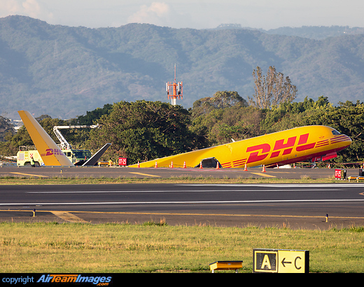 JOS7216, Departed San Jose outbound to Guatemala, a few minutes later they reported a left hydraulic failure, decided to returned, landed in runway 07 and ultimately it Skidded Off the runway. Boeing 757-27A(PCF)