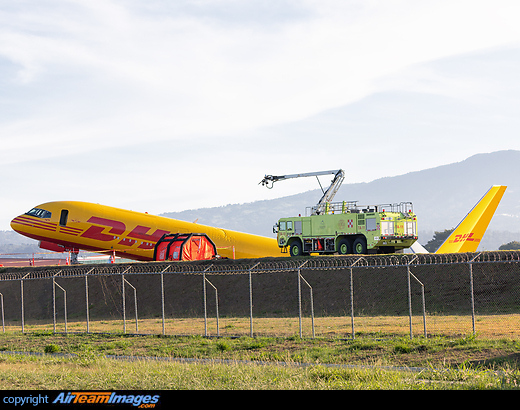 JOS7216, Departed San Jose outbound to Guatemala, a few minutes later they reported a left hydraulic failure, decided to returned, landed in runway 07 and ultimately it Skidded Off the runway. Boeing 757-27A(PCF)