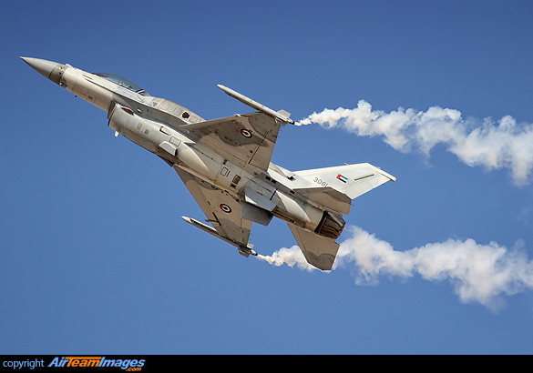 Slow flight demonstration by UAE F-16 F-16E Fighting Falcon