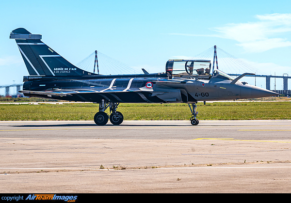 Taxiing back to his stand at Saint-Nazaire for the Pornic airshow les Ailes bleues. Dassault Rafale C