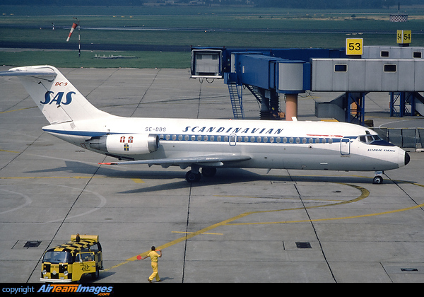 Being marshalled into parking position, original livery McDonnell Douglas DC-9-21