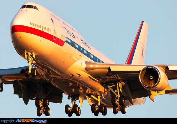 Arrival to Madrid-Barajas of the Government of South Korea on board their new Boeing 747-8B5 during a magnificent sunset. South Korea joined the NATO Summit in Madrid as an invited state, same as Japan. Boeing 747-8B5