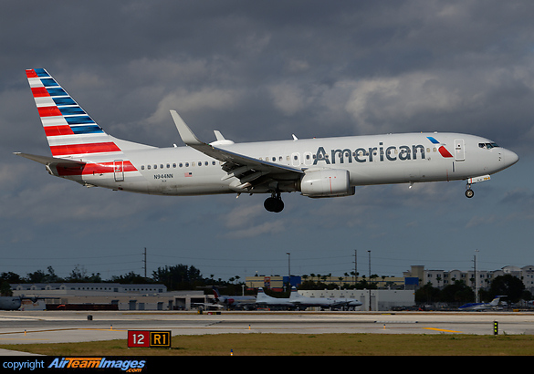 Boeing 737-823