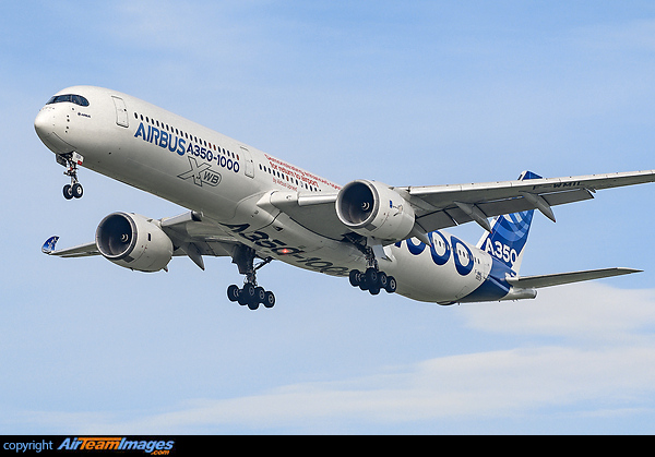 Test flight at Saint-Nazaire for the new
"Demonstrating enhanced operations for return to airport - Airbus UpNext" Airbus project. Airbus A350-1000