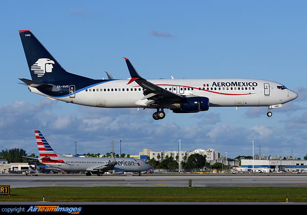 Boeing 737-852
