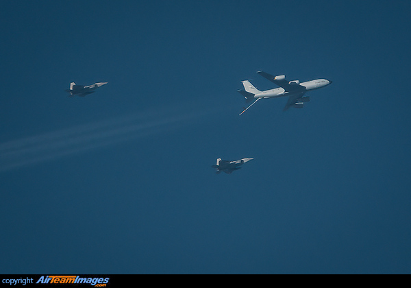 United States Air Force “Trend” fleet of Langley-Eustis AFB F-22 Raptors refuelling at 27,000ft & 9 miles North East of Newcastle Upon Tyne with KC-135R Stratotanker “ROMA86” 63-8026.
The raptors were being tanked over from Virginia in the U.S. to Powidz AFB, Poland as part of a scheduled aircraft rotation in support of the U.S.’s forward fighter presence along NATO’s Eastern Flank. Lockheed Martin F-22A Raptor