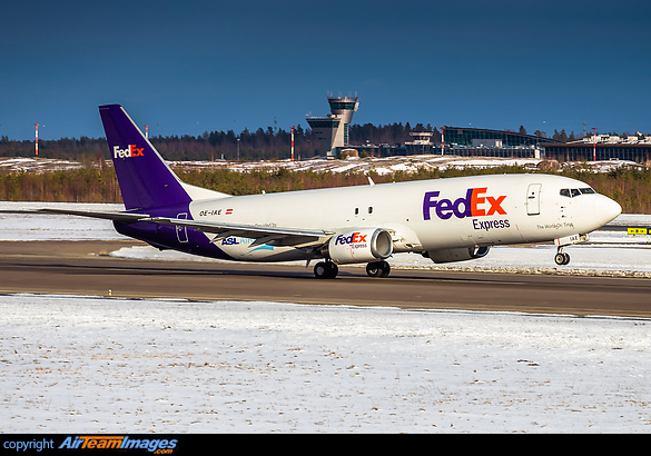 Boeing 737-4Q8(SF)