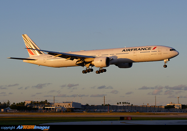 Boeing 777-328/ER