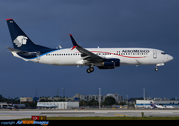 Boeing 737-852