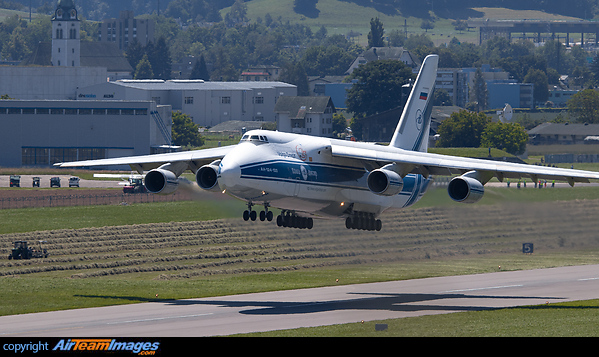 What a rare sight! The AN-124 departed from Emmen and made a refueling stop in Shannon before finally reaching its destination, the Cape Canaveral Air Force Station in Florida, after 11 hours and 20 minutes flight time. Once again, the Antonov was transporting payload fairings for the Atlas V rocket. Antonov An-124-100 Ruslan