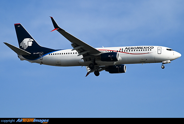 Boeing 737-852