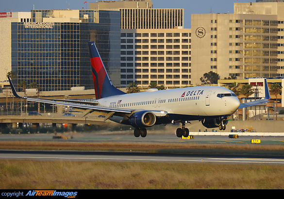 Boeing 737-832