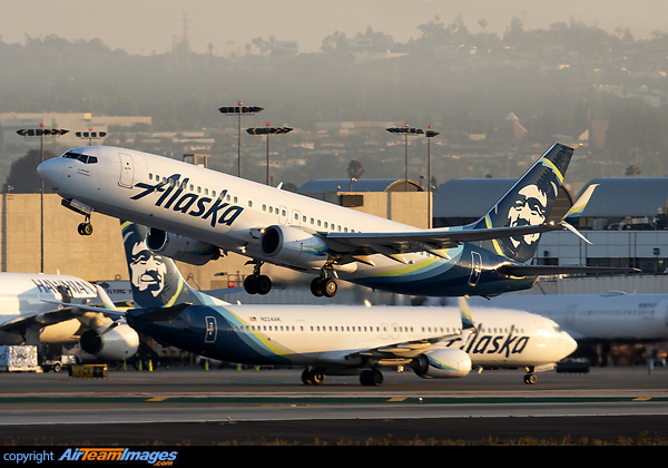 Boeing 737-890