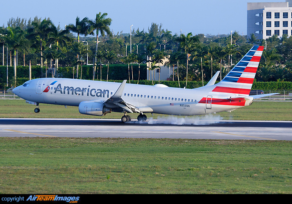 Boeing 737-823