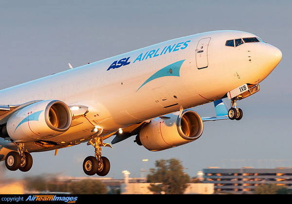 Boeing 737-8AS(BCF)