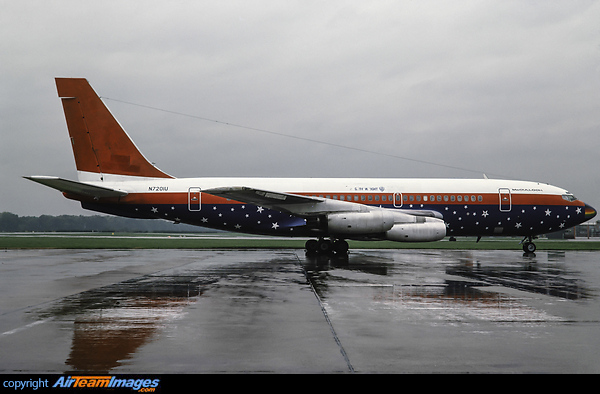 N7201U, The Serial Number was 17907, it was the first B720 built and it was delivered to United Airlines on October 1960 and then purchased in 1973 by Contemporary Entertainment. Sherman and Sylvester invested $200,000 to reduce its seating capacity to forty and to install into the main cabin a bar, seats and tables, revolving armchairs, a 30-foot-long couch, a television set and a video cassette player, complete with a well-stocked video library.
Known as The Starship Airplane it was used by Led Zeppelin, Elton John, Alice Cooper, Bob Dylan and The Band, Deep Purple, Allman Brothers, The Rolling Stones, and Peter Frampton. John Lennon, Frank Sinatra, and Cher were passengers at one time or another. Boeing 720-022