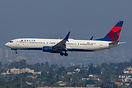 N823DN Delta Air Lines Boeing 737-932ER(WL) landing at Los Angeles Int...