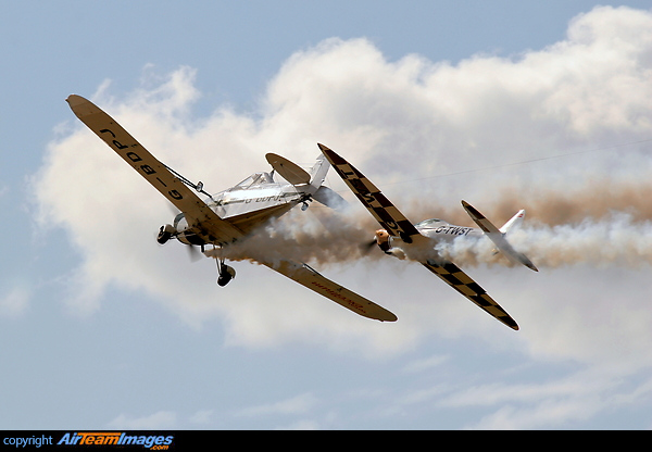 G-BDPJ towes G-IZII whilst G-TWST performs close formation manoeuvers during the 2008 London City airport's Fun Day. Piper PA-25-235 Pawnee B