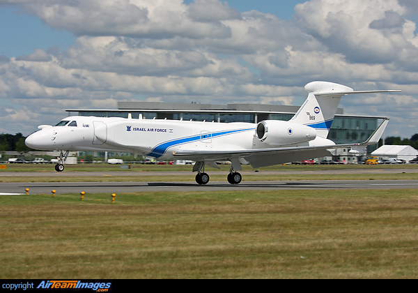 Undoubtedly the star of the show for many, this extensively modified Gulfstream is designated as the Conformal Airborne Early Warning & Control Aircraft (CAEW). The Gulfstream G550 Eitam provides the Israeli Air Force optional support of long range strikes.
The modified Gulfstream G-550 special mission aircraft operated by the Nachshon Squadron, established at Airbase 27, the military annex of the Ben-Gurion International Airport. Gulfstream G550 Eitam