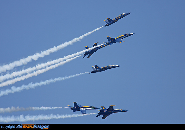 Performing over Lake Washington at Seafair 09 Blue Angels